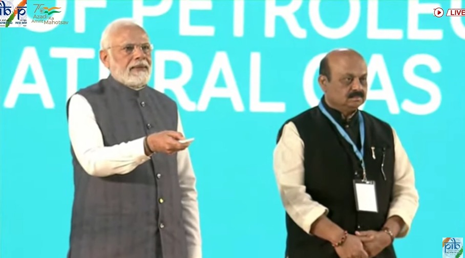 PetroleumMin's tweet image. Hon'ble @PMOIndia Sh. @narendramodi  inaugurates twin top hybrid #solarcooker running on both solar and electric energy, a green, clean &amp;amp; permanent energy solution for the kitchen.