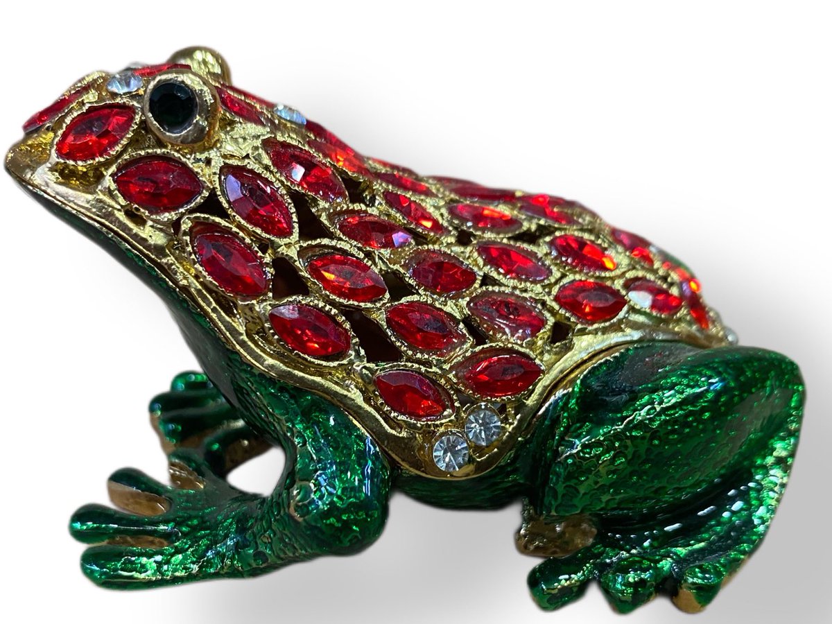 Ameras2001's tweet photo. Frog statue , home decor, high quality made with metal, crystals and zircon #3dfrogstatue #froghomedecor #metalfrog #frogstatue #frog #amerslim https://t.co/BOwJ07QQdp https://t.co/P2mdCz3IqB