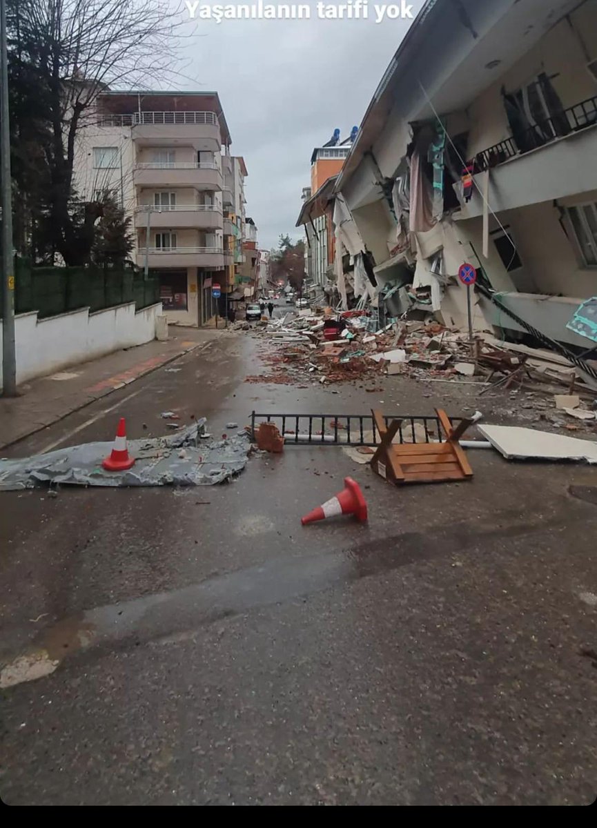 eldes_fatos's tweet photo. Durum çok kötü acil destek yardımlarına ihtiyaçımız var #Kahramanmaras #DEPREMOLDU #AFAD #afaddeprem #PAZARCIK #Narlı https://t.co/UZNOhG5V5j