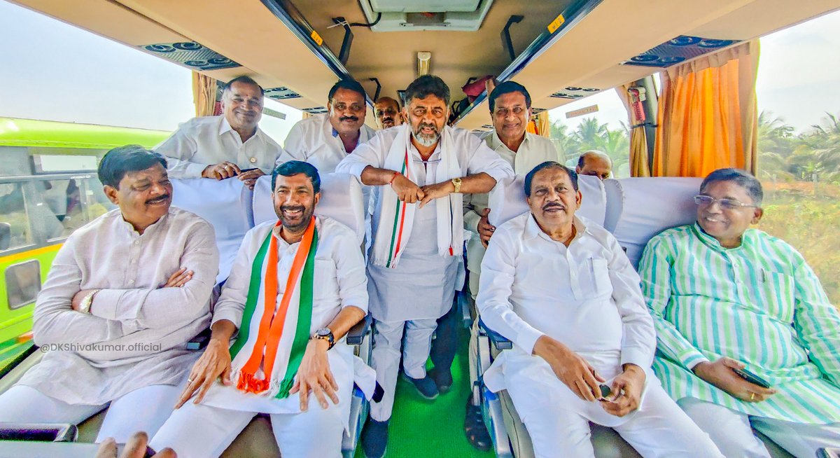 DKShivakumar's tweet photo. ಒಗ್ಗಟ್ಟಾಗಿದ್ದರೆ ನಾವು ಸಾಗರದಷ್ಟು ಆಳಕ್ಕೆ ಧುಮುಕಬಹುದು ಮತ್ತು ಆಕಾಶದಷ್ಟು ಎತ್ತರಕ್ಕೆ ಜಿಗಿಯಬಹುದು ಎನ್ನುವ ಶ್ರೀಮತಿ ಸೋನಿಯಾ ಗಾಂಧಿ ಅವರ ಮಾತಿನಂತೆ ನಾವು ಬೃಹತ್‌ ಸವಾಲಿನೆಡೆಗೆ ಹೆಜ್ಜೆ ಇಟ್ಟಿದ್ದೇವೆ.

#PrajadhwaniYatra https://t.co/sLtKlsZJ7K