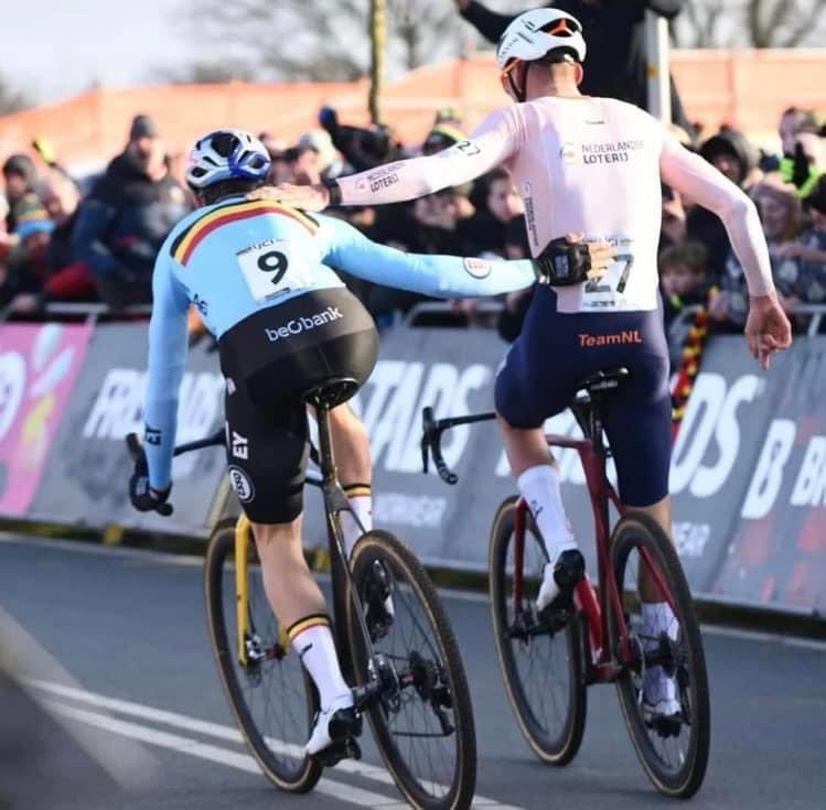 Ha vinto lo sport ❤️ 

#cyclocross #cycling #cyclinglife #cx #bike #gravelbike #cyclingphotos #roadbike #mtb #crossisboss #gravel #bikelife #cyclist #ciclismo #outsideisfree #cyclingshots #bicycle #cyclocrossbike #instacycling #roadcycling #sport #ciclocross #veldrijden