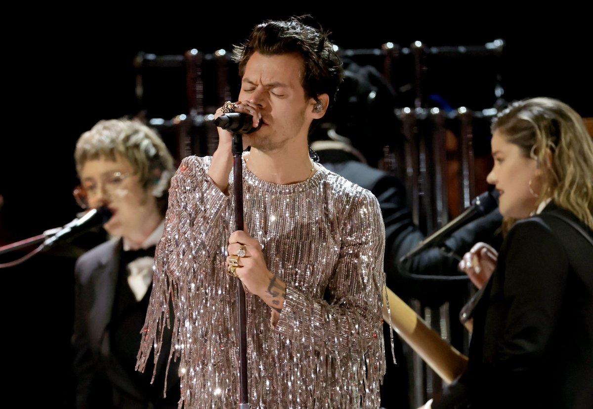 iHeartRadio's tweet photo. I'll never recover after this 🥵😩❤️ #GRAMMYs @Harry_Styles https://t.co/nANj5CtQLy
