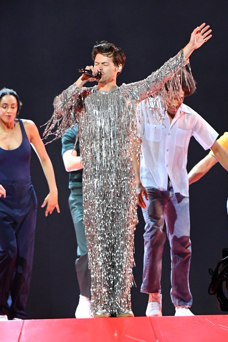 hsdcandids's tweet image. Harry performing at the 65th #GRAMMYs   in Los Angeles, California - February 5