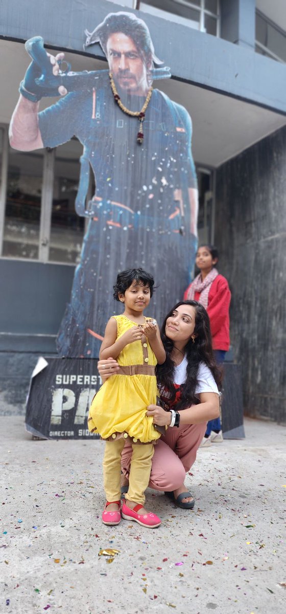 SRKUniverse's tweet image. #Bangalore SRKians can't get enough of #Pathaan! 😍 They celebrated the success of the film with the most special audience — these little kids! 🫶🏼

Book your tickets NOW:
m.paytm.me/pathaan
bookmy.show/Pathaan

@iamsrk @yrf
#ShahRukhKhan #PathaanReview #YRF50 #SRK