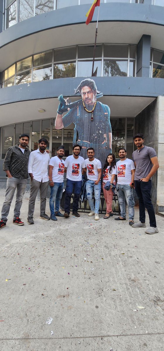 SRKUniverse's tweet image. #Bangalore SRKians can't get enough of #Pathaan! 😍 They celebrated the success of the film with the most special audience — these little kids! 🫶🏼

Book your tickets NOW:
m.paytm.me/pathaan
bookmy.show/Pathaan

@iamsrk @yrf
#ShahRukhKhan #PathaanReview #YRF50 #SRK