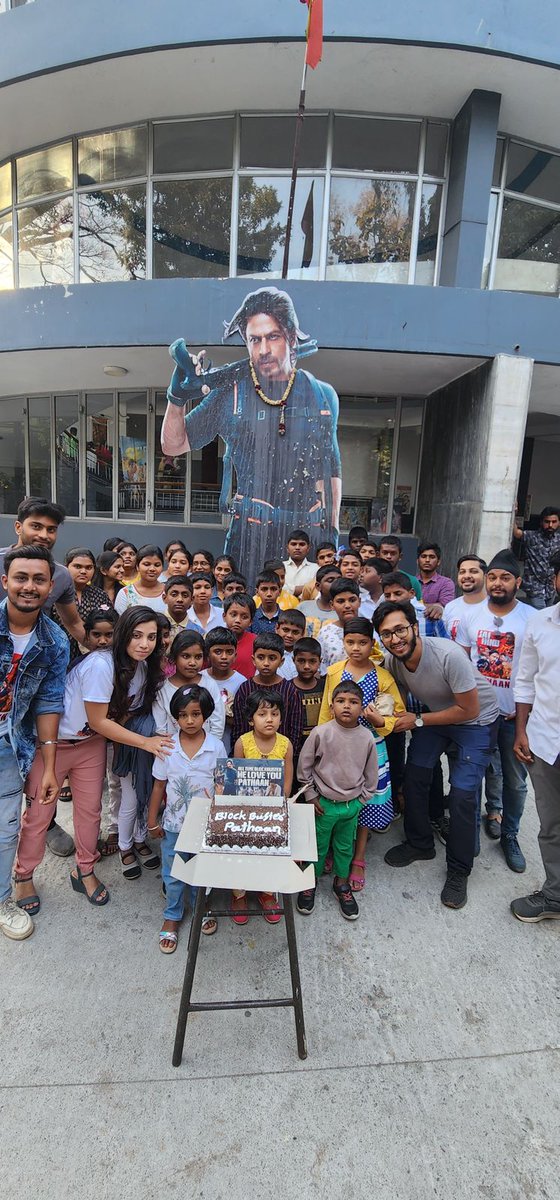 SRKUniverse's tweet image. #Bangalore SRKians can't get enough of #Pathaan! 😍 They celebrated the success of the film with the most special audience — these little kids! 🫶🏼

Book your tickets NOW:
m.paytm.me/pathaan
bookmy.show/Pathaan

@iamsrk @yrf
#ShahRukhKhan #PathaanReview #YRF50 #SRK