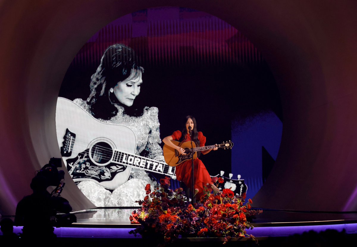 RecordingAcad's tweet photo. Kacey's voice + Loretta's guitar = full body chills. #GRAMMYs https://t.co/QywVb4GevX