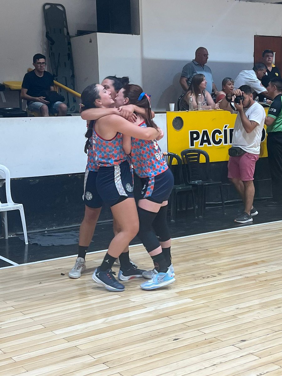 En Neuquén manda Florida 💙❤

Agónico final para las dirigidas por Nicolas Grosso, que Sueperaron a Pacífico 77-79 con la magia de Delfina Saravia.

#SOMOSFLORIDA
#ELOEGULLODELBARRIO