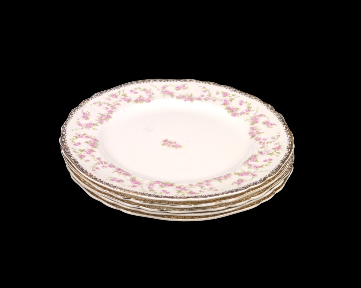 G97816960Girl's tweet photo. Five Alfred Meakin Harmony Rose luncheon plates made in England. https://t.co/TJeHSBHGwn via @Etsy #BuyfromGroovy #antiqueshop #tableware #vintagetableware #luncheonplate #HarmonyRose #AlfredMeakin #AlfredMeakinHarmonyRose #EtsySellers https://t.co/43IlaMrajl