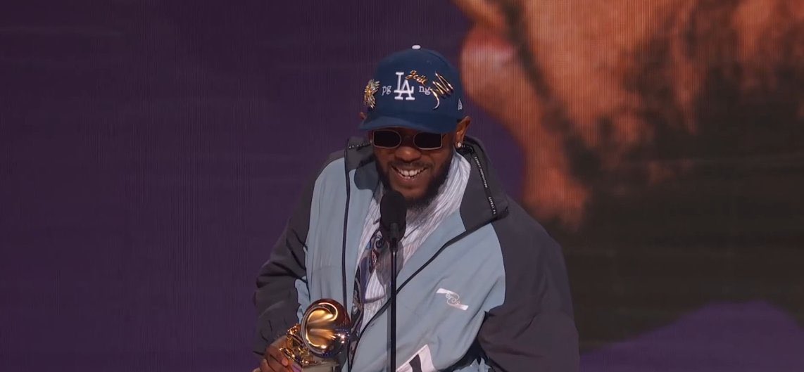 rapoutcontext's tweet photo. Kendrick Lamar acaba de ganhar a categoria "Best Rap Album" no #GRAMMYs  2023! 👑 https://t.co/W2cSIuQRn5