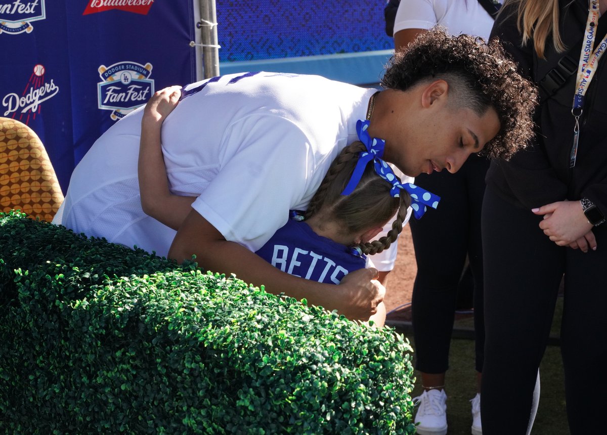 ByBlakeWilliams's tweet photo. I think this was the best moment I saw at #DodgersFF. This girl gave Diego Cartaya a hand-drawn picture of Pikachu, and when she was leaving after taking the selfie, Diego called her back over to give her a hug. https://t.co/A5GjVZzBxZ