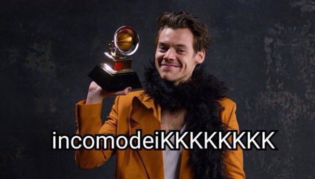 O Povo reclamando falando que Harry Styles cantou mal, mas queria saber se uma pessoa pulando consegue ter voz estável como se fosse gravação de estúdio #GRAMMYs