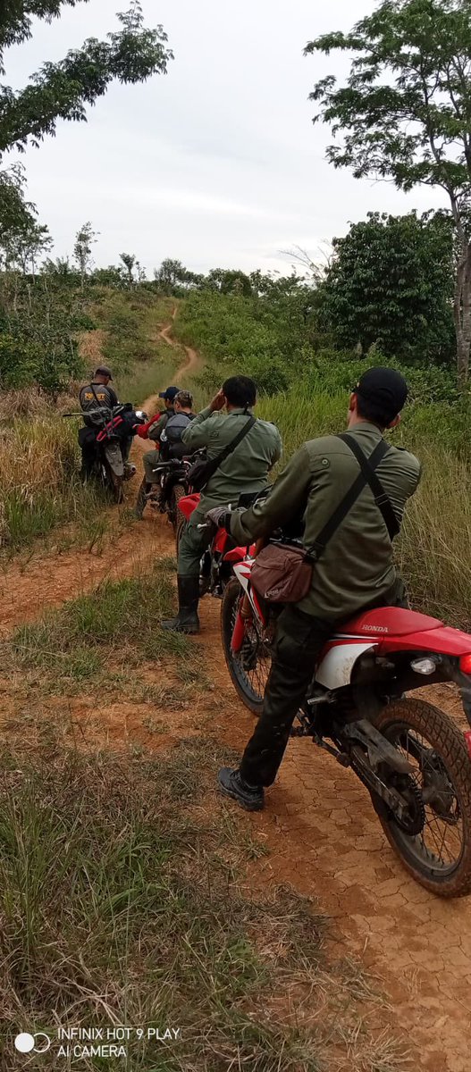 BBTNBBS's tweet photo. Halo, Sobat Konservasi!

Mengawali Februari ini, Kepala SPTN Wilayah IV Bintuhan (Bapak Mariska Tarantona) memimpin giat resort di Muara Sahung dalam rangka melakukan patroli sekaligus memantau pertumbuhan tanaman hasil pemulihan ekosistem tahun 2021

#bbtnbbs https://t.co/Bwl5xKhOD0