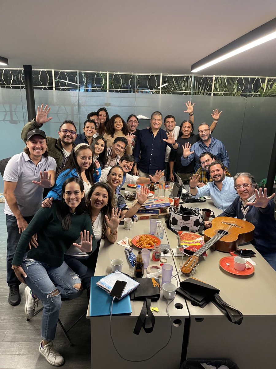 En el cuartel de campaña en Ciudad se México.
¿Saben lo que hemos logrado después de seis años de persecución y con apenas un año del partido RC5?
¡Gracias a toda la militancia!
¡Gracias Ecuador!
Ya estamos en la cuenta regresiva.
¡Venceremos!