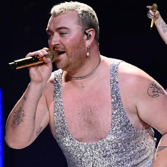 hrios98's tweet photo. Solo para recordarles que a Sam Smith le hacen burla por el mismito tipo de ropa que usa Harry Styles. 
#GRAMMYs https://t.co/30sHEdgwqD
