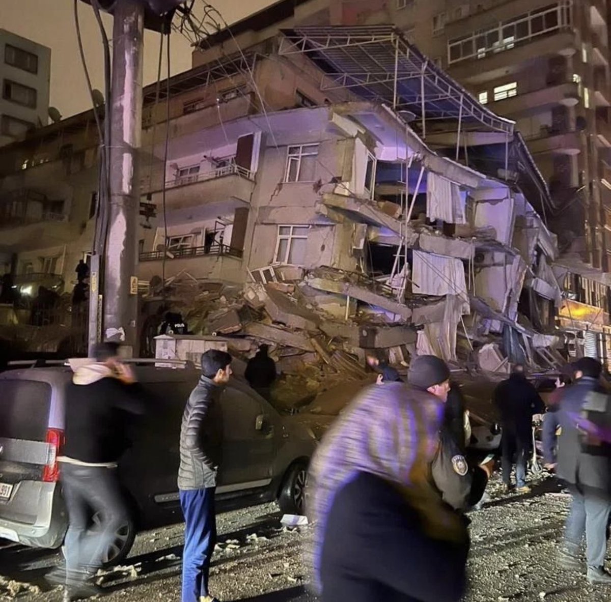 elazigailesi's tweet photo. Gaziantep’te meydana gelen depremden etkilenen #Diyarbakır ilimizde binalar yıkıldı. Bölgede Arama kurtarma faaliyetleri devam ediyor https://t.co/2zFh5QL6iG