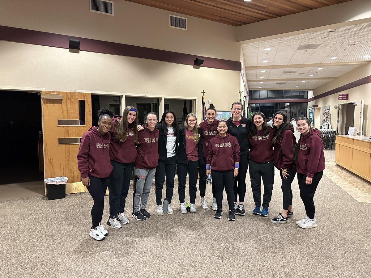 WillametteWBB's tweet photo. The Bearcats had a blast volunteering with the Salem Angels yesterday. They put on a basketball clinic for youth within the Salem community. There were 60 kids of all ages, and all of the kids had a ton of fun :) #bearcatmentality #wbcaseasonofservice @WBCA1981 @willamette_u https://t.co/VEowXtzOih
