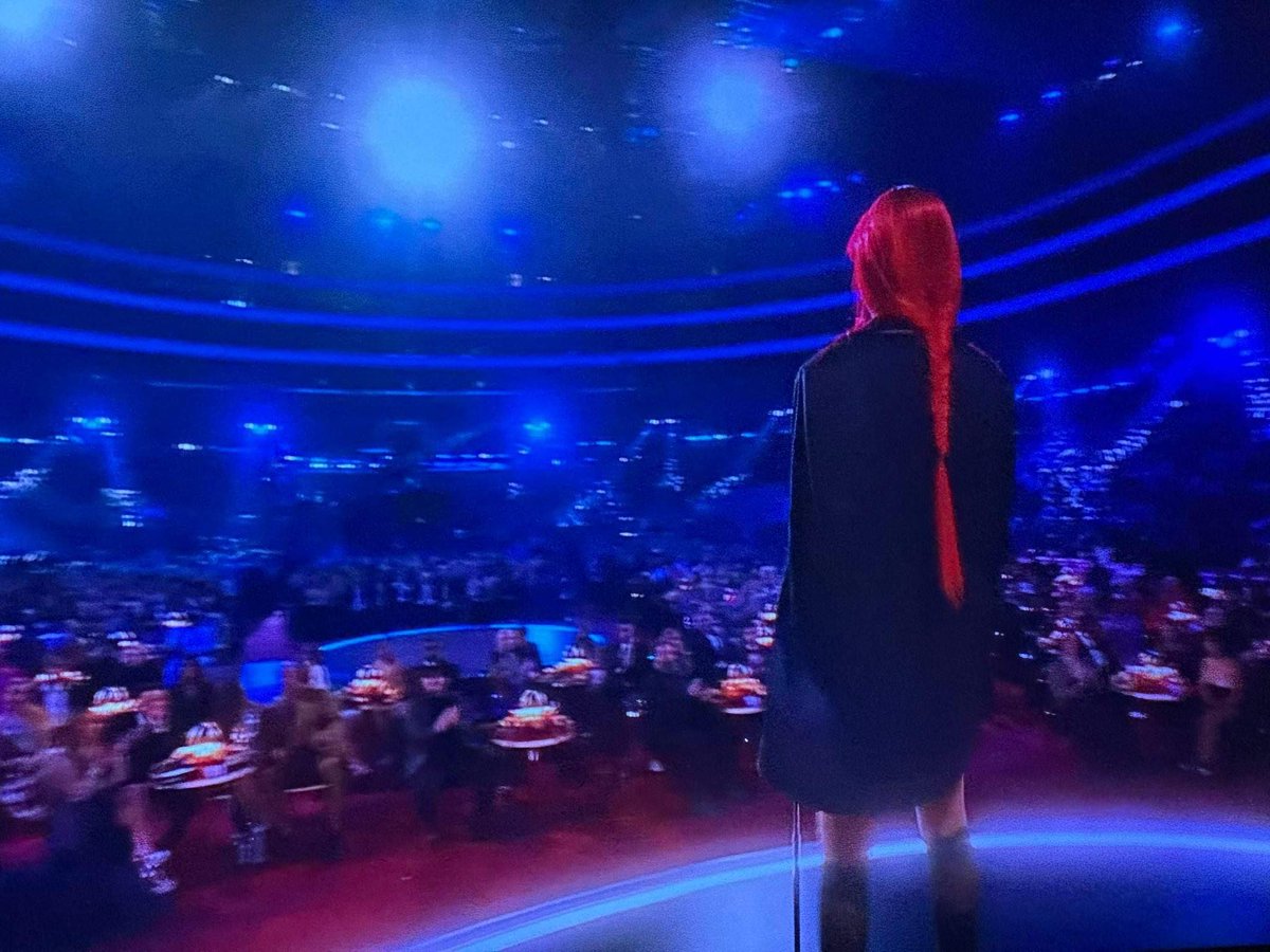 brdgtree's tweet photo. Shania Twain cosplaying Makima Chainsaw Man at the Grammys tonight 👀👏 https://t.co/NfkhZawFcx