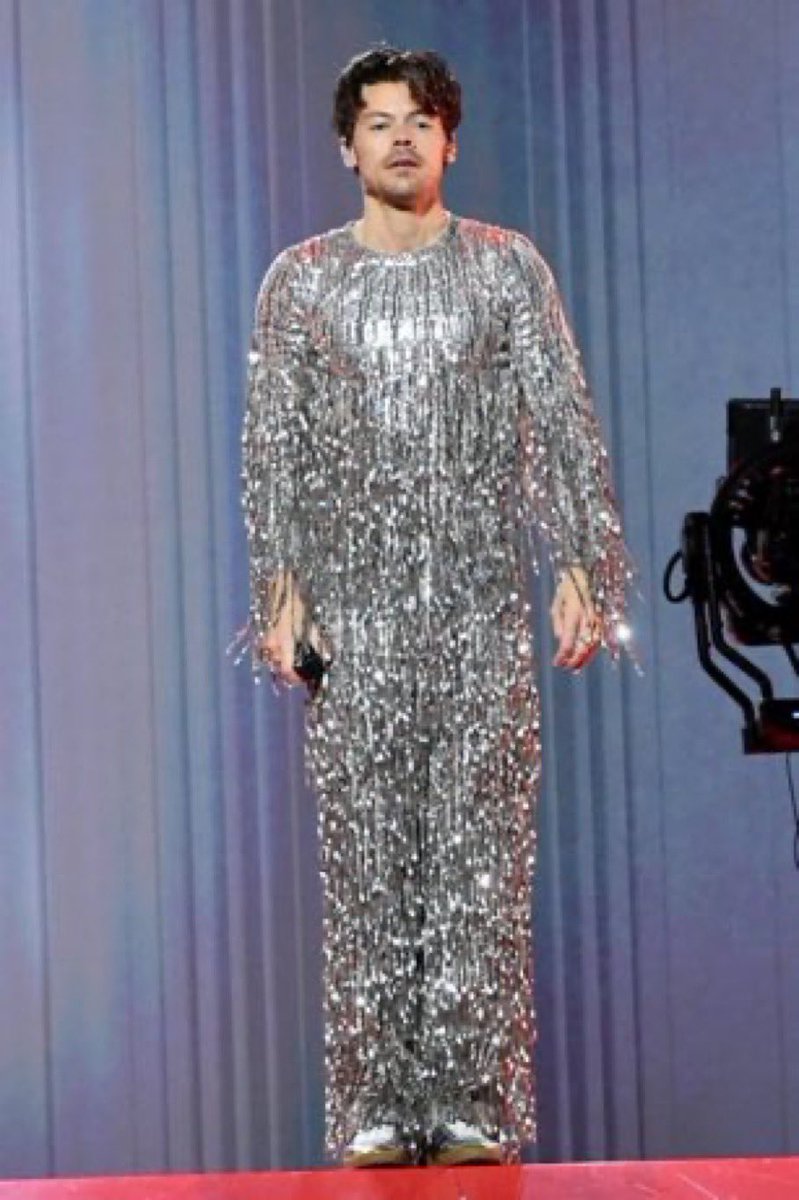 Harry Styles looking like my Grandma’s Christmas Tree 🎄 Got to love the #GRAMMYs 🤣🤣🤣