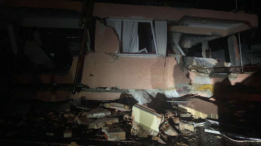 HATAY/ARSUZ GÖZCÜLER TÜRBE MAHALLESİNDE CAMİNİN HEMEN YANINDAKİ PARKIN ARKASINDAKİ BİNA LÜTFEN YARDIM EDİN #DEPREMOLDU #HATAY