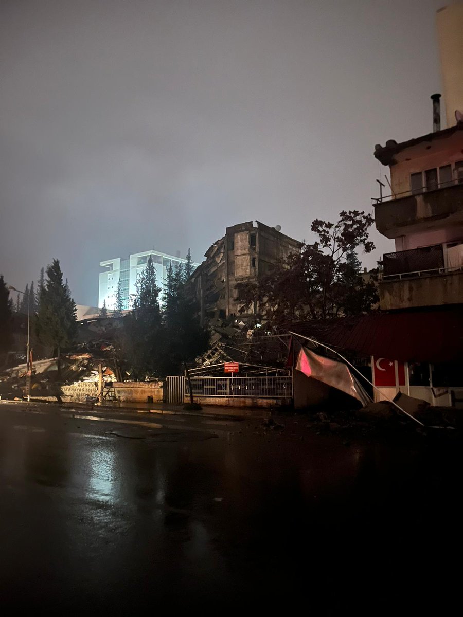 YARDIM EDİN enkaz altında insanlar var lütfen yardım edin azerbeycan bulvarı Hayrullah mahallesi. Lütfen yardım edin. Kahramanmaraş