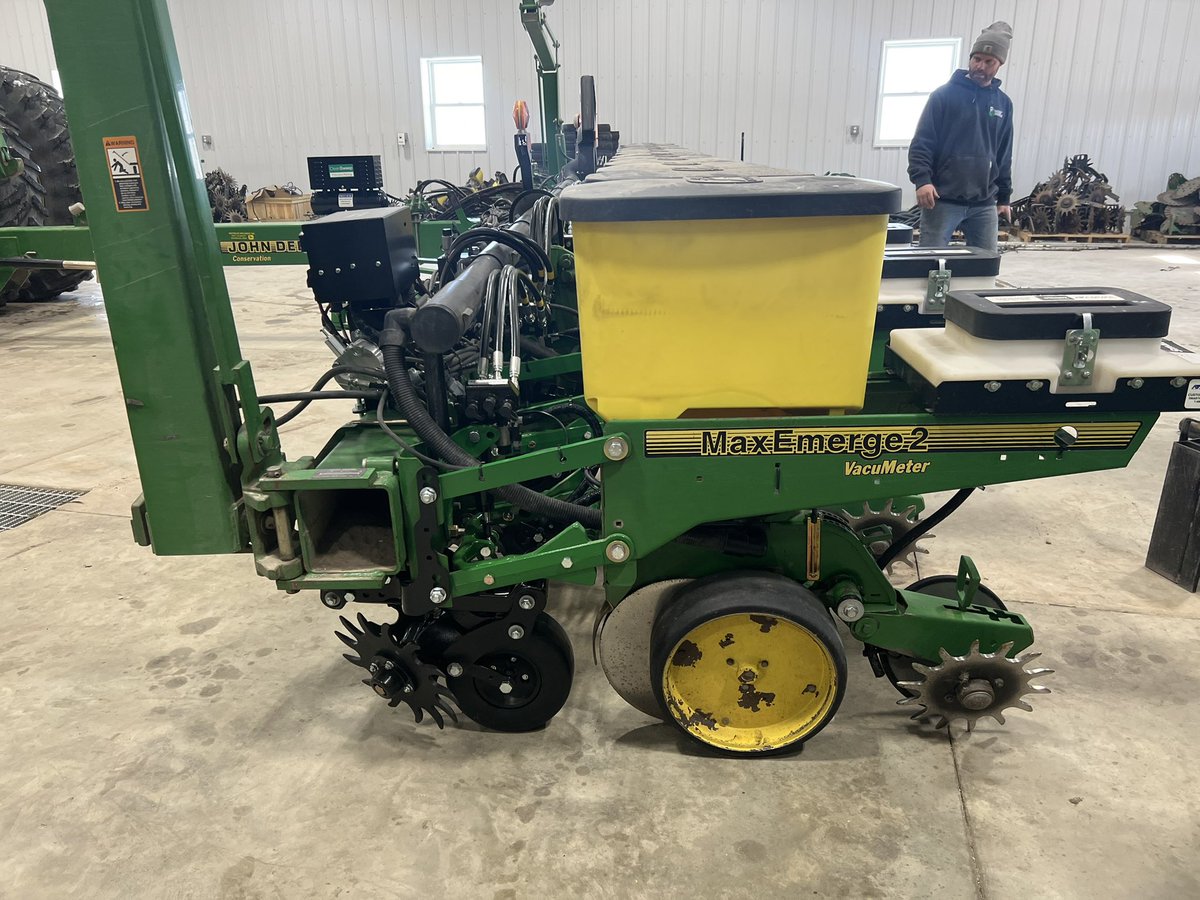 RSPrecisionIA's tweet photo. 1995!!! JD 1760. Was in rough shape before. Now running @PrecisionPlant Vsets, Vdrive, Deltaforce and Reveal.  Also installed new GBGI parallel arms and other wear parts. New life into a 30 year old planter, without breaking the bank! https://t.co/l6OCj24Qwo