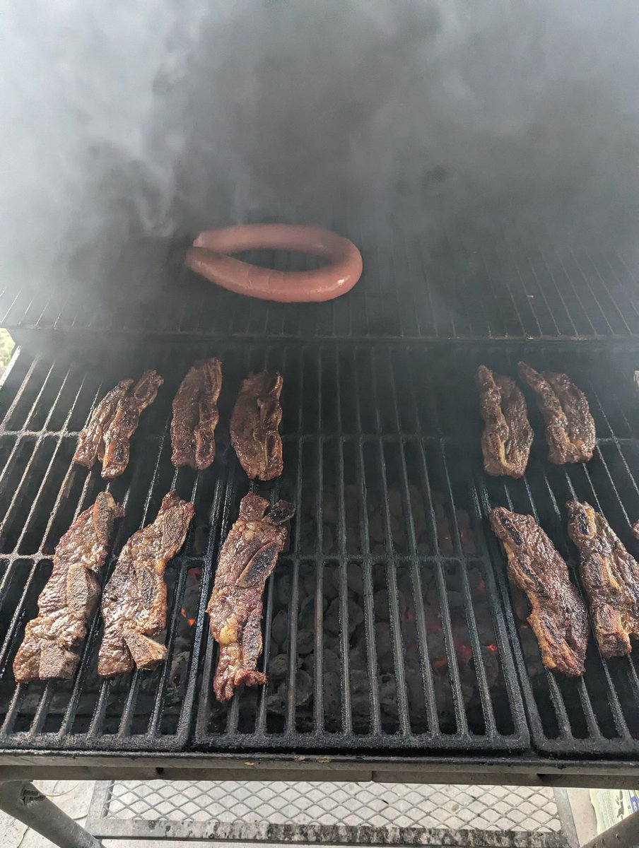 PincheJavy956's tweet photo. 'Bout that time.... No Football No prob Grab a plate #Tx #BBQ #Flanken #englishcutribs #meat #fire https://t.co/l8WvUzZn1N