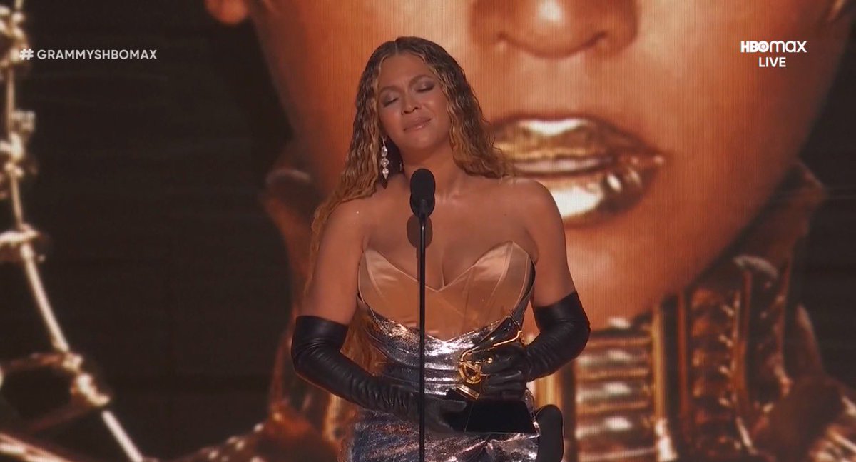 tracklist's tweet photo. BEYONCÉ, A PESSOA MAIS PREMIADA DA HISTÓRIA DO #GRAMMYs https://t.co/6T79sPbJyp