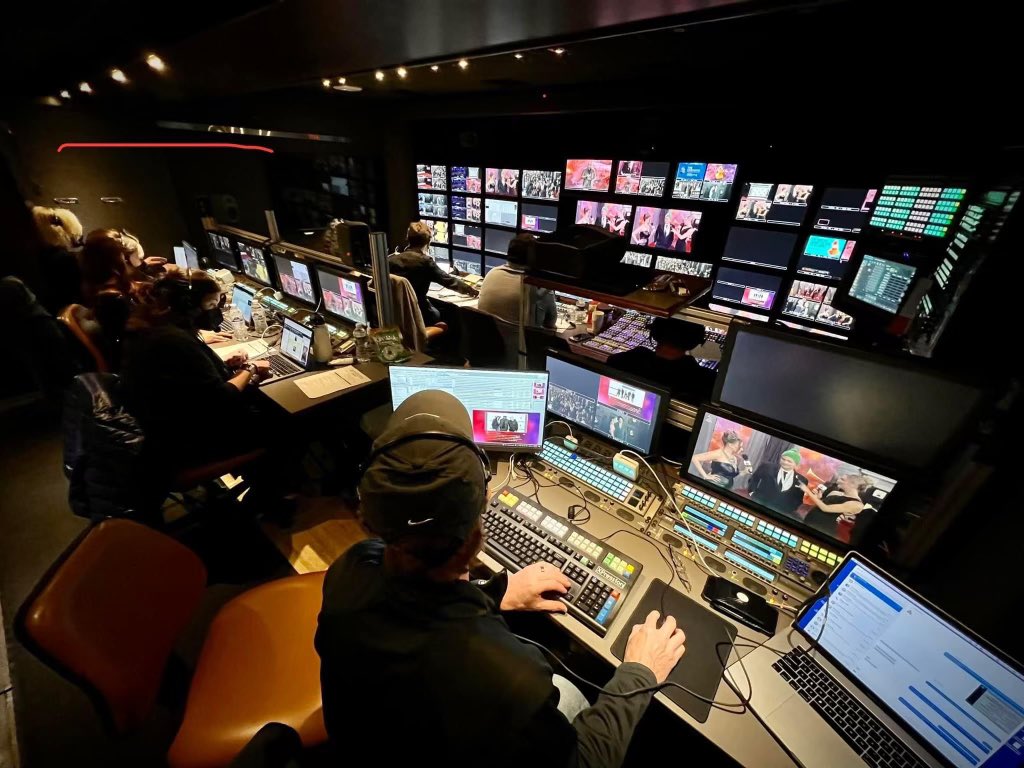 ProductionDude_'s tweet photo. Look inside the Grammy’s production truck where all the crew is calling the shots, putting in graphics, and running back packages. 🤘🏽 https://t.co/qHEB5yijFj
