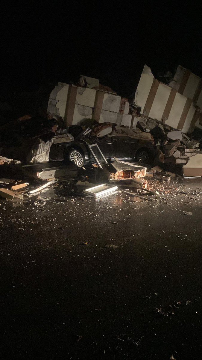 Muhtemelen enkaz altındalar,ulaşamıyoruz