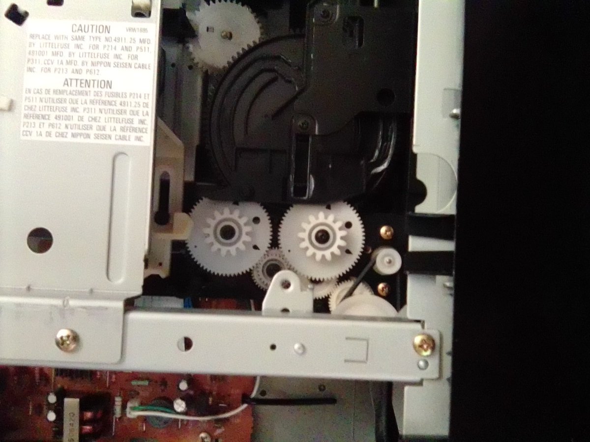 LASERDISCDREAM's tweet photo. originally I was going to do this ASMR tutorial fixing a laser disc player replacing a loading belt but it never worked out so I did it for myself. it was November of last year. 

#ASMR
#laserdisc
#laserdiscplayer https://t.co/tlvLXf9Ez6
