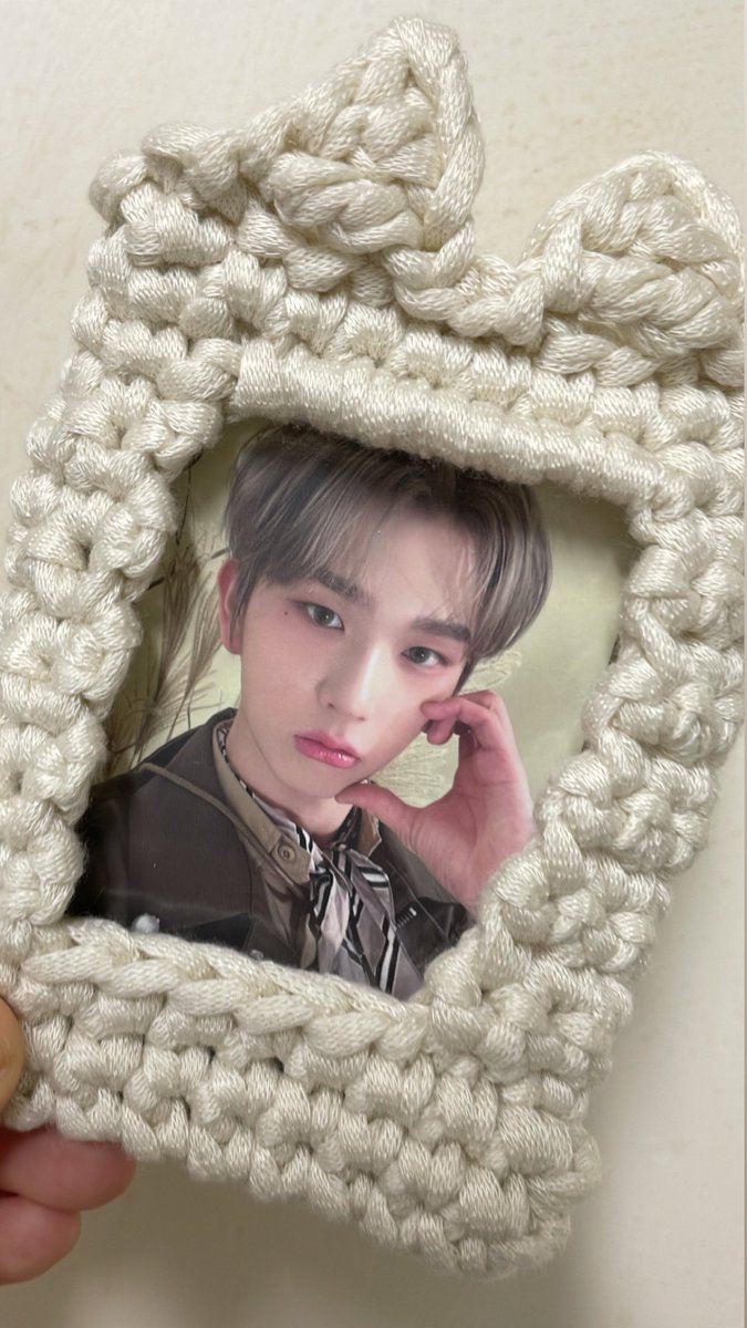 baeks105's tweet image. 아는 언니가 뜽이 포카 넣으라고 만들어줬어요 •• 넘 잘 어울리죵 🥹