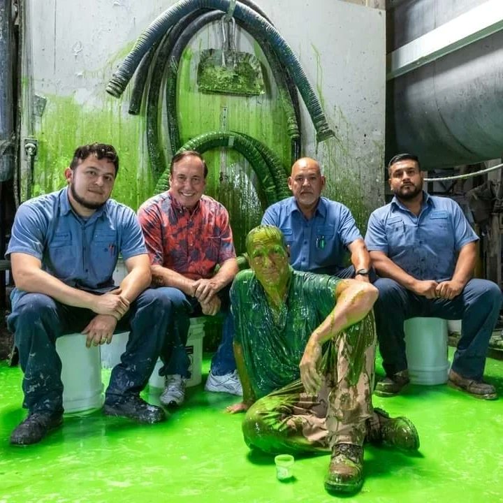 mikeroweworks's tweet photo. As season finales go, tonight’s episode of Dirty Jobs is a good one.  Starting in Utah with beaver control and then onto Hollywood for a  special effects artist who makes all the slime and fake cement for your favorite movies and TV shows. Tonight at 8pm on Discovery. https://t.co/hVvIKzWuRJ