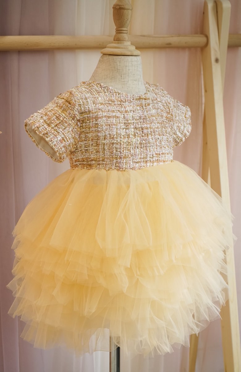 petitsangeshk's tweet photo. This dress is made of Tweed with multiple layers of tulle. The voluminous skirt is suitable for party and photo shooting.
https://t.co/zoPnJ47eSQ
https://t.co/7OpTMEWXuq

#PetitsAnges #Flowergirldress #Tulledress #weddingdress #Bridesmaid #Birthday #Gown #Party #Pageantdress https://t.co/8taM2YPusG