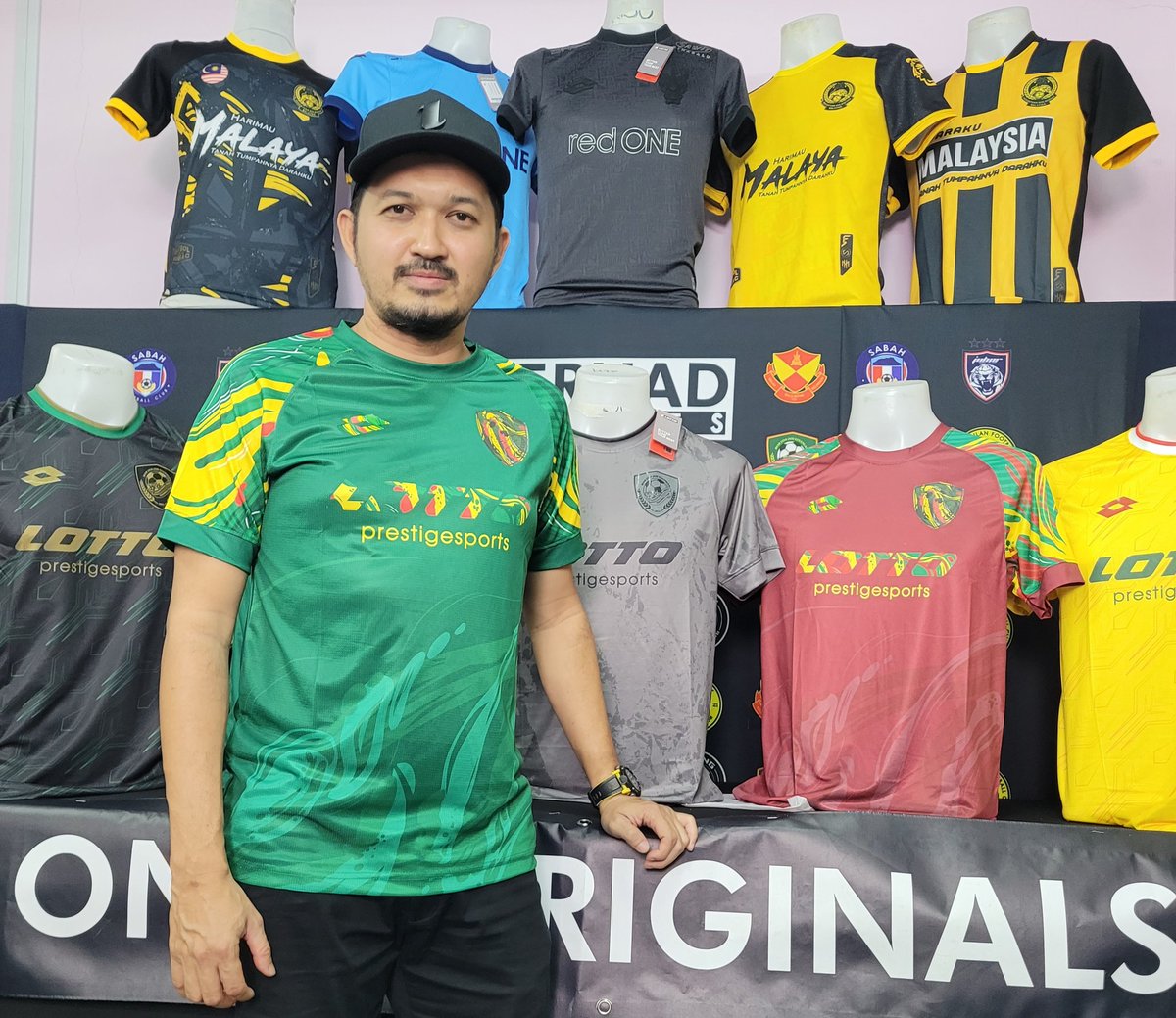 wanfakhrul23's tweet image. Sementara Sang Kenari terbang tinggi ke Antalya, Turkiye, kita layan dulu jersi pre-season Kedah Darul Aman FC 2023 💚💛

Harga RM99, stok tak banyak ni. Dapatkan sekarang di Ferhad Sports

🛒 Link TikTok Shop:
vt.tiktok.com/ZS8fFcTbF/

#KDAFC #PulunKedahPulun #MisiKumpulJersi2023