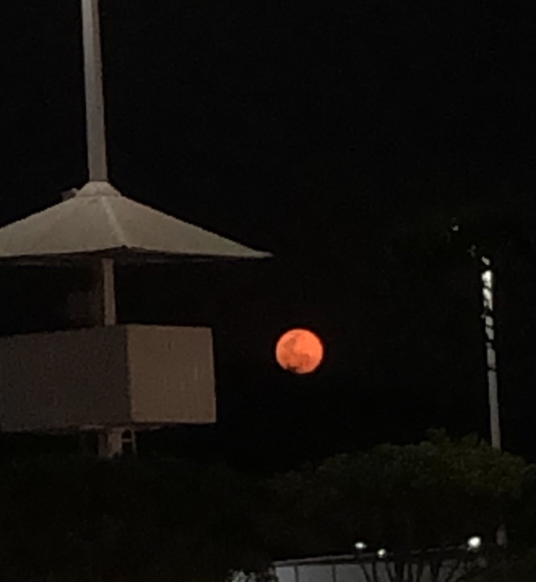 kosmiccat_'s tweet photo. No es foto del cielo colorido pero es foto de la luna, quien escucha mis súplicas por el regreso de kanghyun y a la que le digo todas las noches cuanto extraño y amo a mi gugu💜
#Weve_AuRoRa_Day @official_ONEWE #ONEWE #WEVE #ONEWEAurora #Kanghyun #KanghyunOnewe #MAS0094 https://t.co/kly8PEPFal