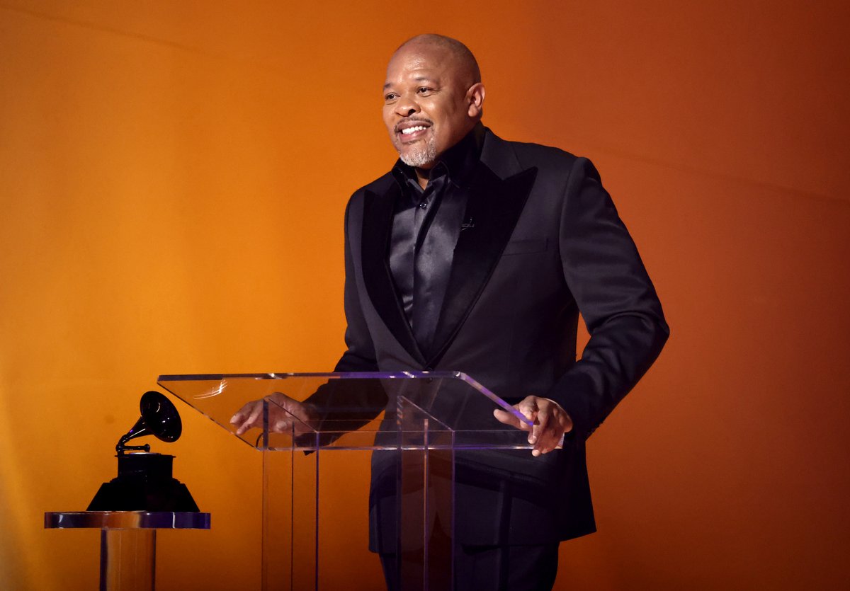 1027KIISFM's tweet photo. Congratulations #DrDre! 👏 #GRAMMYs https://t.co/0FiFC7POoO