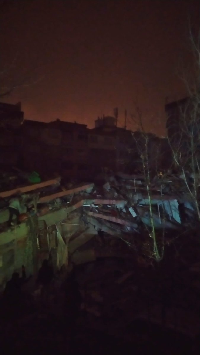 MahmureDag's tweet photo. #Kahramanmaras #deprem Arkadaşlar acil yardım bekleniyor bölgede kimse yok. Kahramanmaraş Merkez Onikişubat 33012 sokak yağmur B #AFAD @DepremDairesi @OguzhanUgur https://t.co/ztuD9EItzv