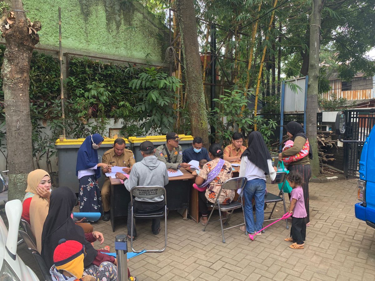 SAMPURASUN WARGI BOJONGLOA KALER !!
.
MEPELING @disdukcapKotaBandung Hadir di Kecamatan Bojongloa Kaler untuk Pelayanan Akta Kelahiran mulai Tanggal 06 s/d 09 Februari 2023 Pukul 09.00 s/d 14.00 Wib, Buruan Bapak/Ibu urus akta kelahiran anak di Halaman Kecamatan Bojongloa Kaler