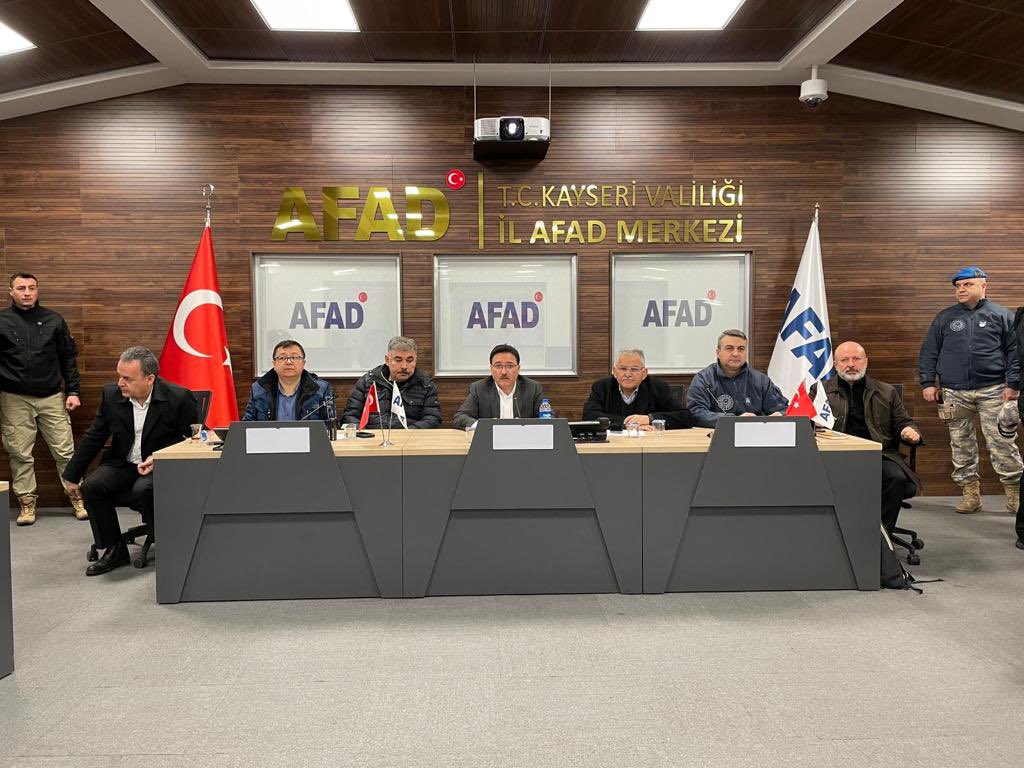 kayserivaliligi's tweet photo. Afad İl Müdürlüğü’nde Sayın Valimiz Gökmen Çiçek Başkanlığında deprem kriz masası çalışmalarına devam etmektedir halkımızın “yeniden deprem olacağı” şeklindeki asılsız söylemlere itibar etmemelerini önemle hatırlatırız. https://t.co/u21DUgjuMj