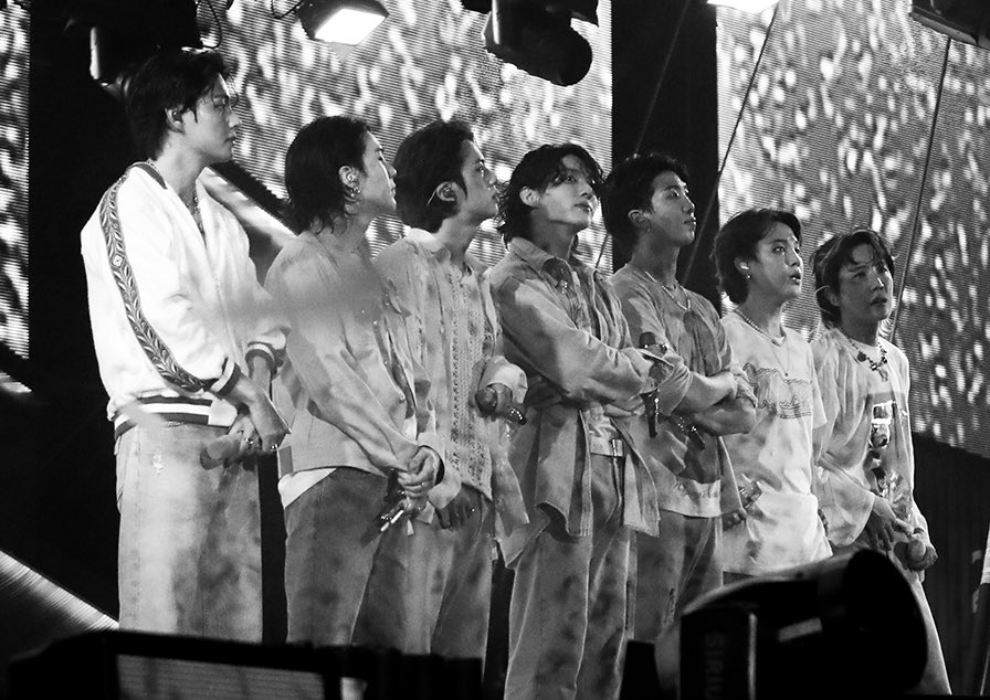 Dochely19's tweet photo. Our ForEver Artist 💜🔥
BTS BTS BTS 
#AttackOnBangtan #wegotthatfire #btspavedtheway https://t.co/1wlYs6qaPw