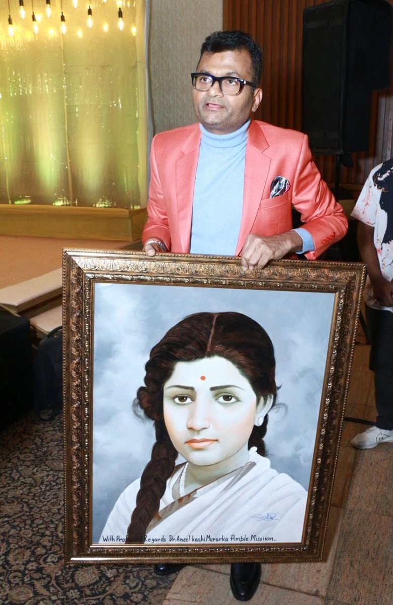 AneelMurarka's tweet photo. Heartfelt tributes to Bharat Ratna #LataMangeshkar Jee on her first death anniversary. Her soulful voice will remain echoing our hearts 🙏🌹🎙️
Presented a beautiful #portrait of Lata Didi to a playback singer and dear friend Ms @kavitaseth ji. I wish her lots of happiness 🎂💐🖼️ https://t.co/MbkDqEvWg6