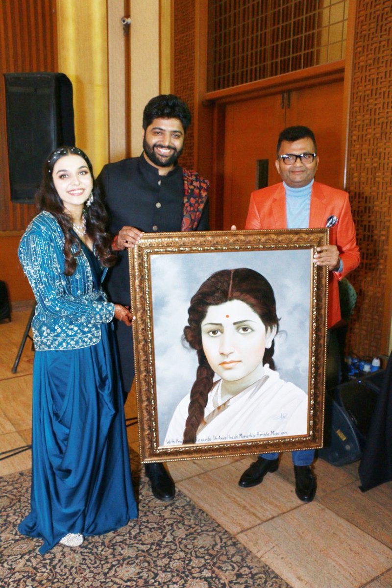AneelMurarka's tweet photo. Heartfelt tributes to Bharat Ratna #LataMangeshkar Jee on her first death anniversary. Her soulful voice will remain echoing our hearts 🙏🌹🎙️
Presented a beautiful #portrait of Lata Didi to a playback singer and dear friend Ms @kavitaseth ji. I wish her lots of happiness 🎂💐🖼️ https://t.co/MbkDqEvWg6