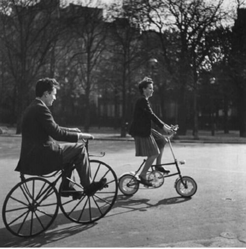 literlandweb1's tweet photo. "Asusta que la flor se pase 
pronto. 
Asusta querer mucho y que te quieran".

Gloria Fuertes
📷Jacques Henri Lartigue https://t.co/fChI0Tuk5e