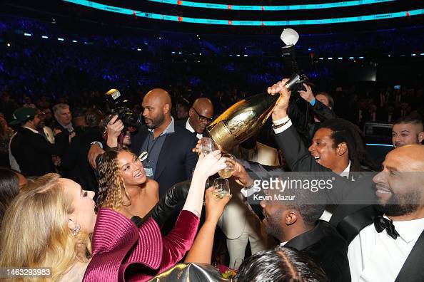 B7Album's tweet image. Beyoncé, Adele, Jay Z and more celebrating Beyoncé breaking the all time Grammy record 

#GRAMMYs