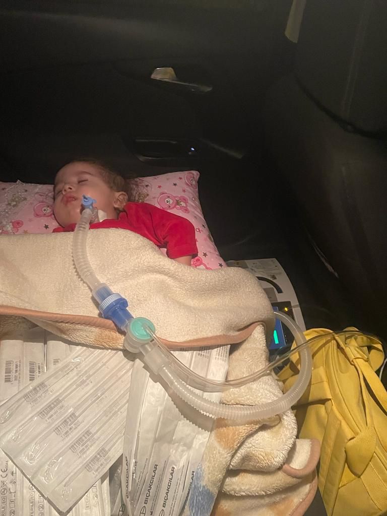 ACİL! YASMİN’İN CİHAZLARI ŞARJI BİTİYOR YARDIM İSTİYORUZ! 
Kızım SMA hastası ve makinelere bağlı. Son iki saatlik şarjımız kaldı, nefesi makinelere bağlı yavrumun. Lütfen RT yapıp sahip çıkın meleğime #Adana #deprem #DEPREMOLDU <a href="/Adana_Bld/">T.C. Adana Büyükşehir Belediyesi</a> <a href="/SeyhanBelediye/">Seyhan Belediyesi</a> <a href="/ZeydanKaralar01/">Zeydan Karalar</a>