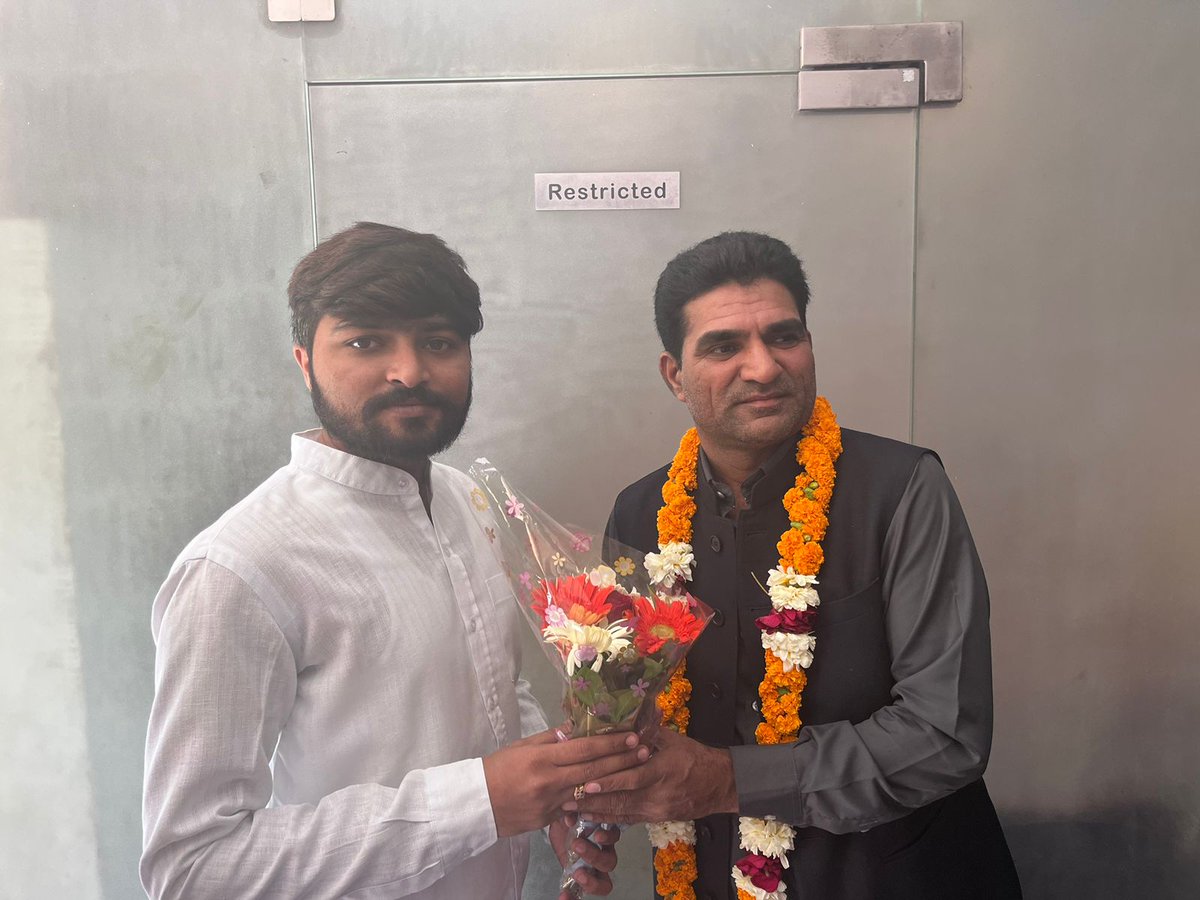 ખેડૂતોના હક્ક માટે લડનાર
બેરોજગાર યુવાનો માટે લડનાર
ભાઈ શ્રી <a href="/isudan_gadhvi/">Isudan Gadhvi</a> જીના સંધર્ષ માં છેલ્લા શ્વાસ સુધી સાથે રહીશું અને લડીશું.