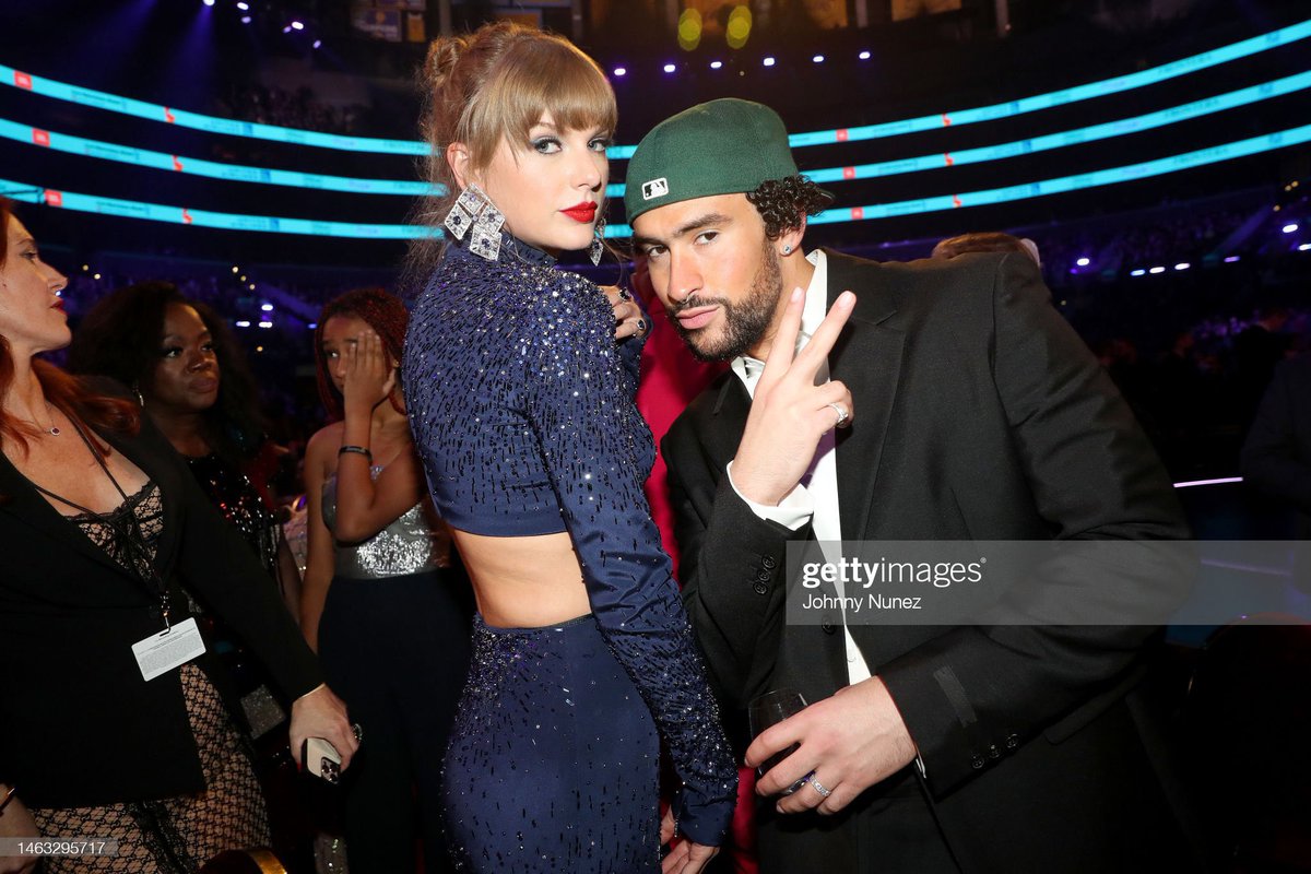 ladivaza's tweet photo. TAYLOR SWIFT SE TOMÓ UNA FOTO CON BAD BUNNY COLAPSÉ https://t.co/OLLCljpKCR