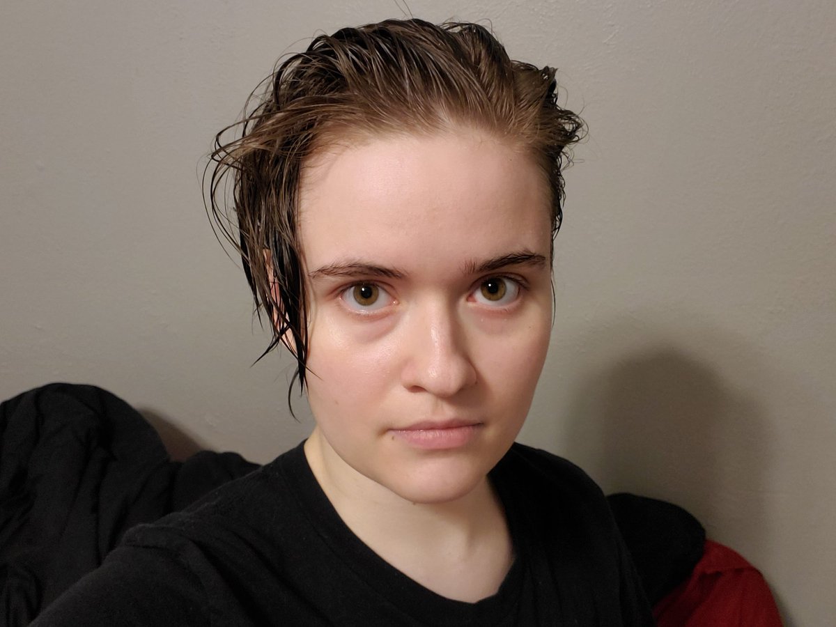 YiPeaches's tweet photo. Returning to Twitter just so I can show you my wet hair selfies https://t.co/JVHU1t016M