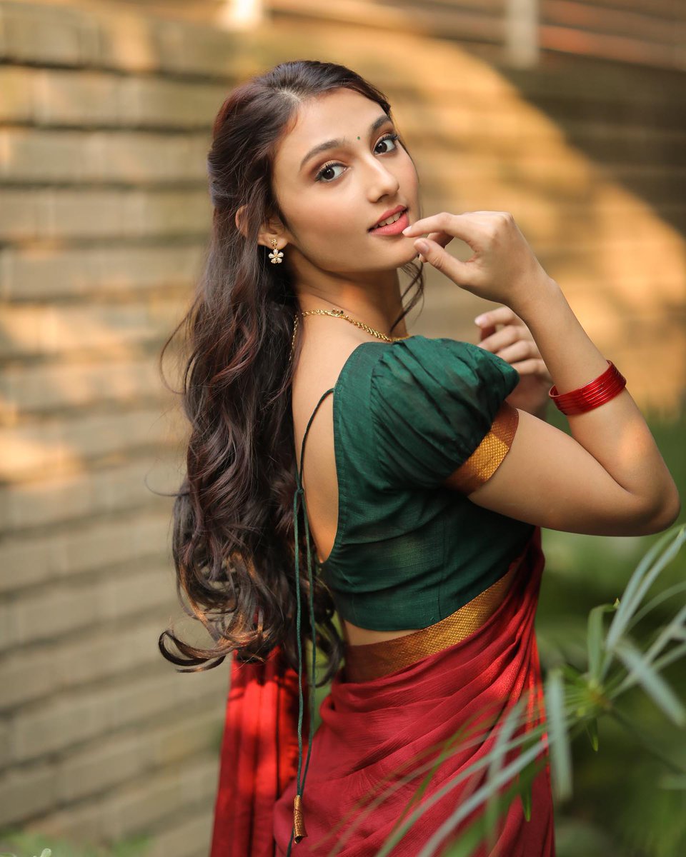 TeluguTrack's tweet photo. #RitikaNayak 😍😘 beautiful stills ❤️ https://t.co/BKDcWWBIn9